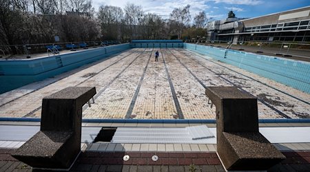 Blick auf das leere Schwimmbecken des Kombibades Mariendorf. / Foto: Soeren Stache/dpa