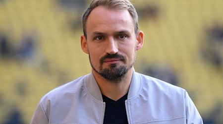 Toni Wachsmuth, MDR Experte, kommt in das Stadion. / Foto: Robert Michael/dpa/Archivbild