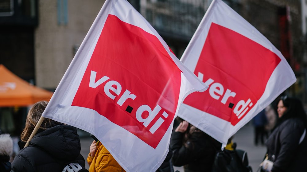 Verdi-Fahnen während einer Demonstration. / Foto: Ole Spata/dpa/Symbolbild