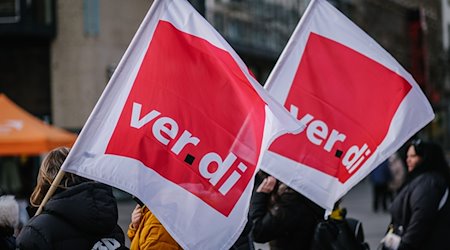 Verdi-Fahnen während einer Demonstration. / Foto: Ole Spata/dpa/Symbolbild