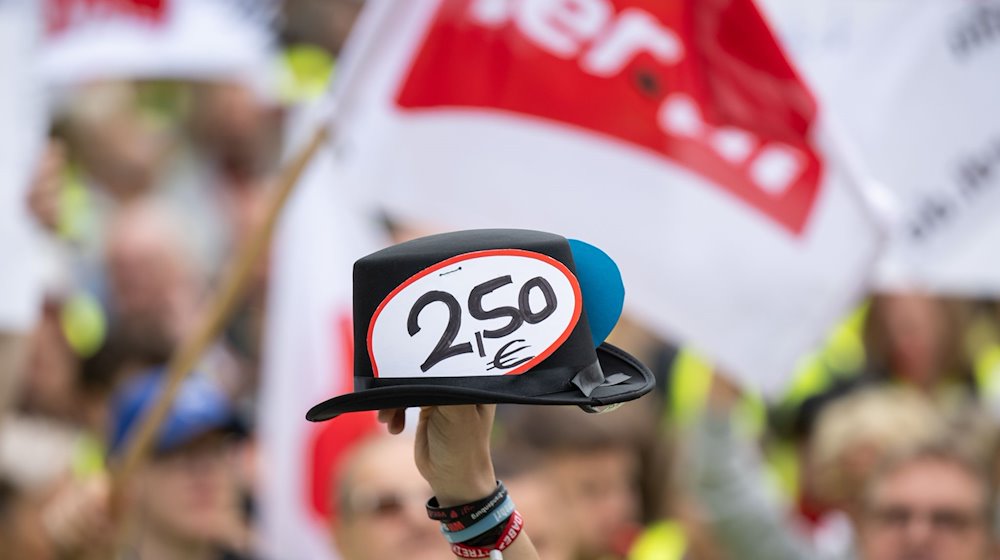 Ein Hut mit Sticker "2,50€" wird während der Kundgebung hochgehalten. Die Gewerkschaft Verdi verhandelt über einen neuen Tarifvertrag für die Beschäftigten im Handel. / Foto: Hannes P Albert/dpa