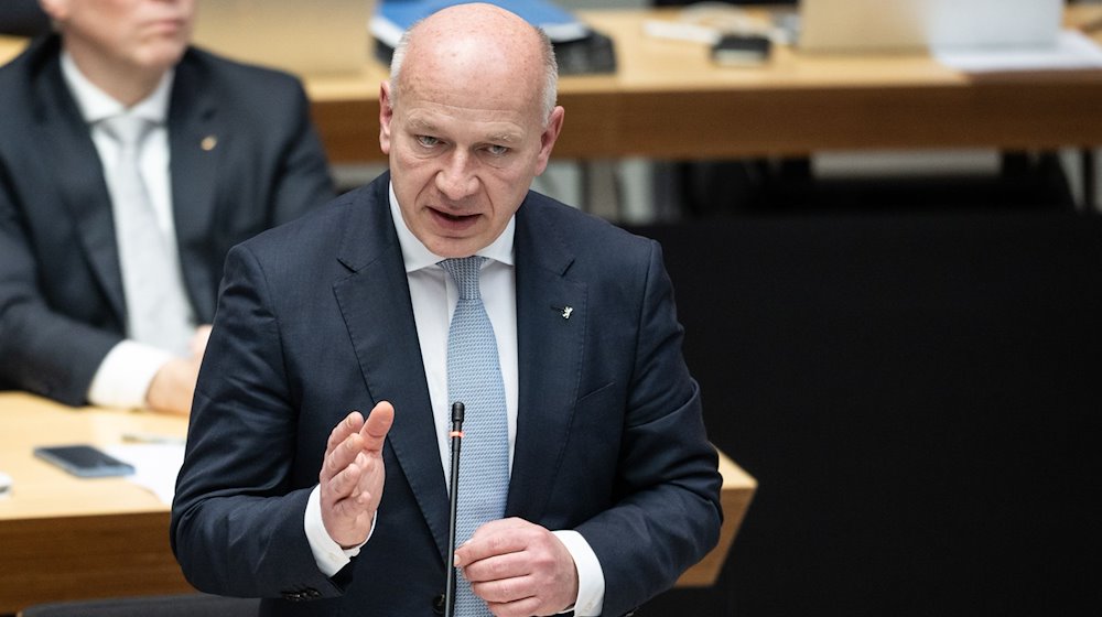 Wegner fordert Kanzler-Machtwort zum Thema Bezahlkarte