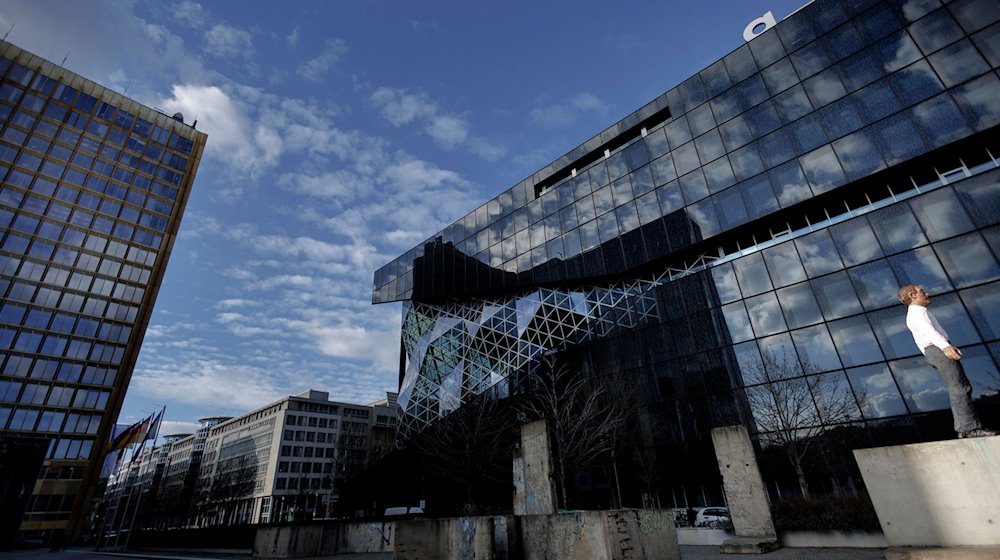 Das Axel-Springer-Hochhaus steht links gegenüber dem Axel-Springer-Neubaus. / Foto: Carsten Koall/dpa