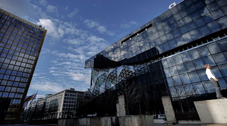 Das Axel-Springer-Hochhaus steht links gegenüber dem Axel-Springer-Neubaus. / Foto: Carsten Koall/dpa