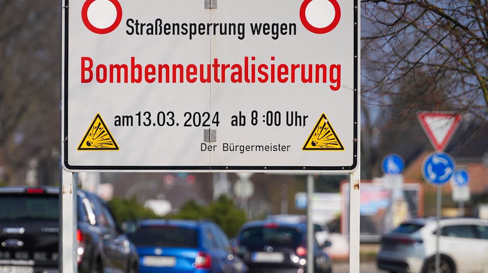 Ein Schild an der Berliner Straße weist vor der Entschärfung einer Bombe auf die „Straßensperrung wegen Bombenneutralisierung“ hin. / Foto: Soeren Stache/dpa