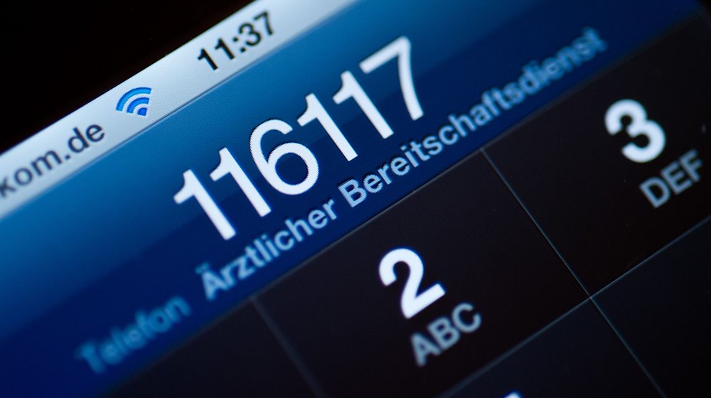 Die Telefonnummer des ärztlichen Bereitschaftsdienstes steht auf dem Display eines Smartphones. / Foto: Patrick Pleul/dpa-Zentralbild/dpa/Symbolbild