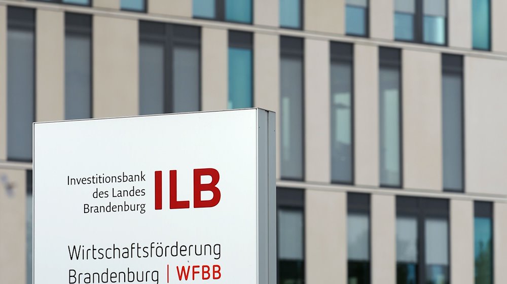 Ein Schild „Wirtschaftsförderung (WFBB)" steht nahe dem Eingang zur Investitionsbank des Landes Brandenburg (ILB). / Foto: Soeren Stache/dpa-Zentralbild/dpa/Archivbild