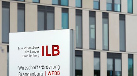 Ein Schild „Wirtschaftsförderung (WFBB)" steht nahe dem Eingang zur Investitionsbank des Landes Brandenburg (ILB). / Foto: Soeren Stache/dpa-Zentralbild/dpa/Archivbild