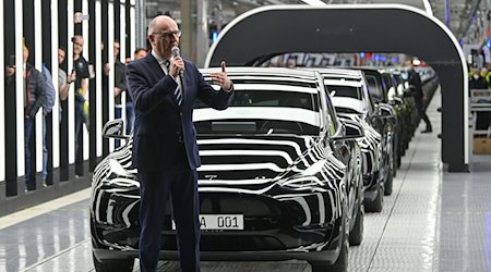 Dietmar Woidke (SPD), Ministerpräsident des Landes Brandenburg, nimmt an der Eröffnung der Tesla-Fabrik Berlin Brandenburg teil. / Foto: Patrick Pleul/dpa-Zentralbild POOL/dpa