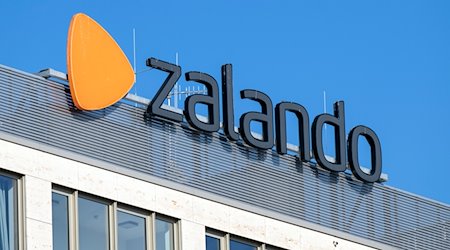 Das Logo des Online-Internethändlers Zalando auf einem Firmengebäude. / Foto: Monika Skolimowska/dpa-Zentralbild/dpa