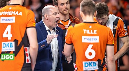 Trainer Joel Banks der Berlin Volleys bespricht sich mit seinem Team. / Foto: Andreas Gora/dpa