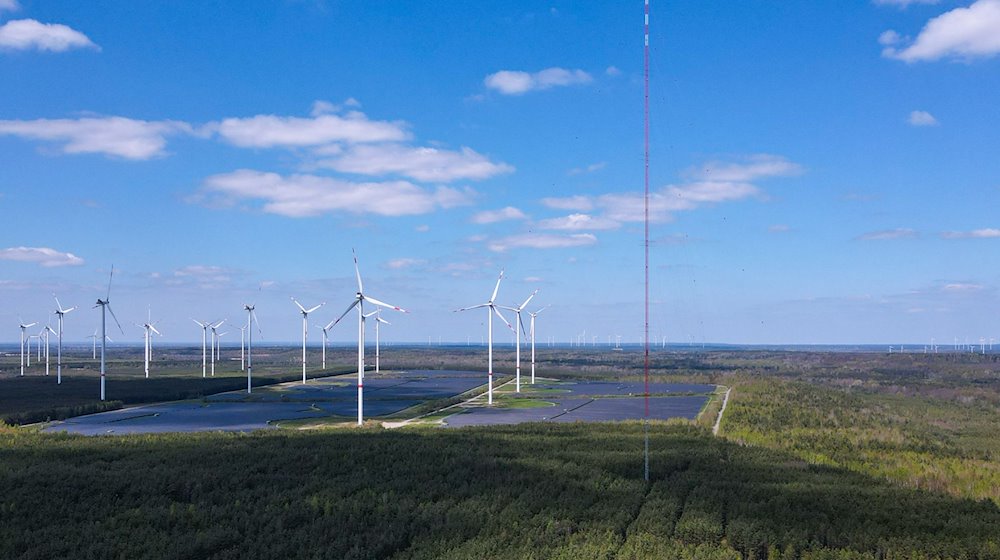 Der 300 Meter hohe Windmessmast ragt auf der Hochfläche in Klettwitz bei Schipkau in den Himmel. / Foto: Patrick Pleul/dpa/Archivbild