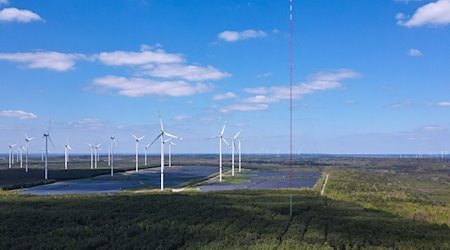 Der 300 Meter hohe Windmessmast ragt auf der Hochfläche in Klettwitz bei Schipkau in den Himmel. / Foto: Patrick Pleul/dpa/Archivbild