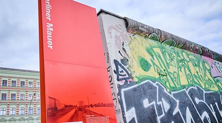 „Berliner Mauer“ steht auf einer Tafel an der East Side Gallery. / Foto: Annette Riedl/dpa