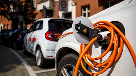 Elekroautos stehen vor einer Ladestation in einem Wohngebiet in Prenzlauer Berg. / Foto: Carsten Koall/dpa/Symbolbild