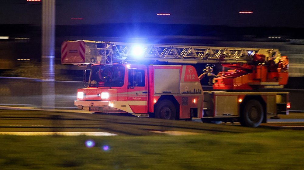 Ein Löschfahrzeug der Feuerwehr fährt zu einem Einsatzort. / Foto: Jan Woitas/dpa