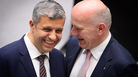 Raed Saleh (l), Berliner SPD-Fraktions- und Parteivorsitzender, und Kai Wegner (CDU) lachen. / Foto: Bernd von Jutrczenka/dpa