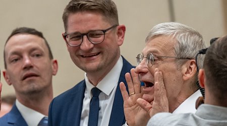 Hans-Christoph Berndt (r) und René Springer (M)von der AfD Brandenburg. / Foto: Monika Skolimowska/dpa