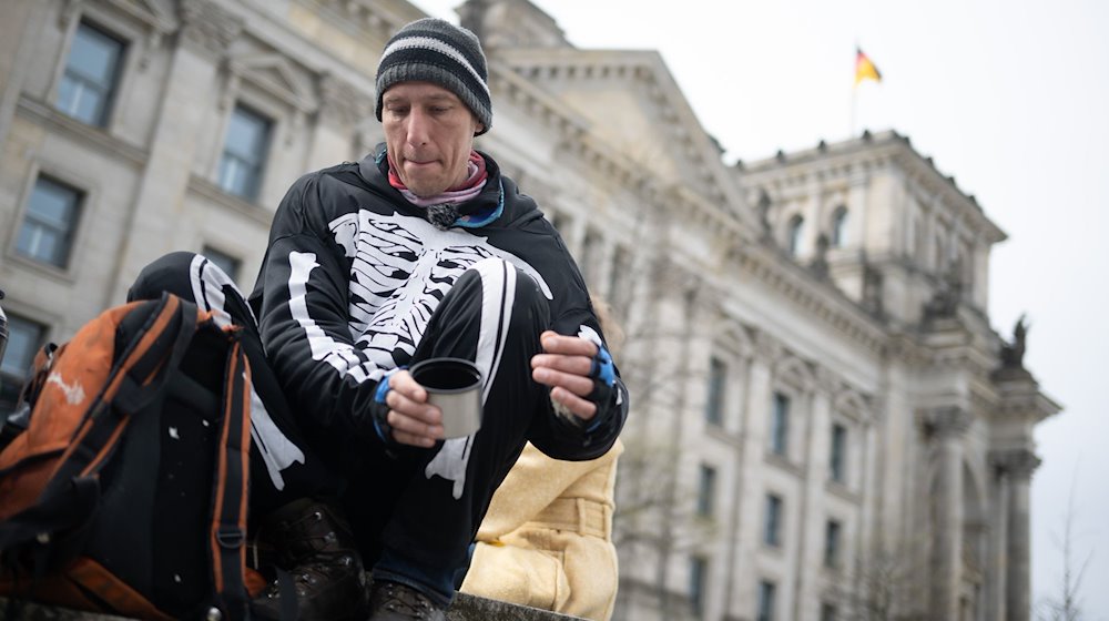 Klimaaktivist Wolfgang Metzeler-Kick macht mit Unterstützern im Hungerstreik-Camp des Bündnisses «Hungern bis ihr ehrlich seid» bei einem Rundgang durch das Regierungsviertel eine Pause hinter dem Bundestag. / Foto: Sebastian Gollnow/dpa