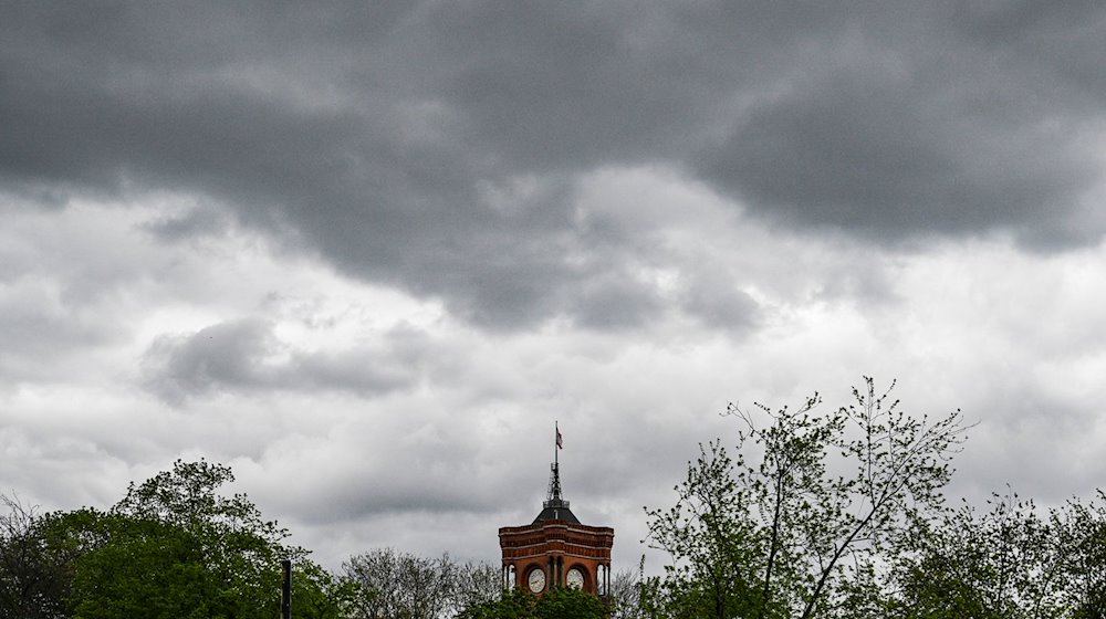 Dunkle Wolken sind über dem Roten Rathaus am Alexanderplatz zu sehen. / Foto: Jens Kalaene/dpa