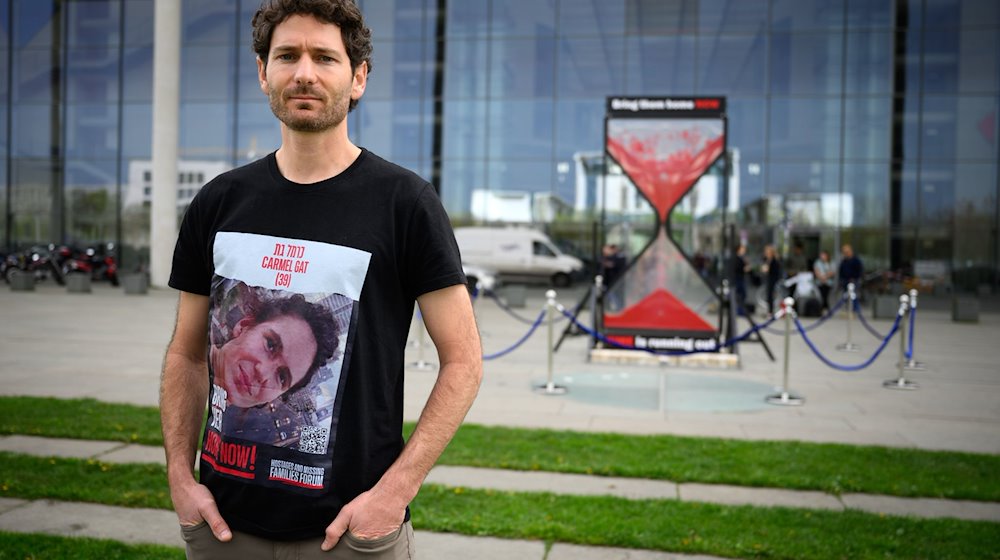 Alon Gat, Bruder der noch entführten Geisel Carmel Gat und Ehemann der inzwischen befreiten Geisel Yarden Roman-Gat, steht bei einer Protestaktion von israelischen Angehörigen von Hamas-Geiseln am Deutschen Bundestag. / Foto: Bernd von Jutrczenka/dpa