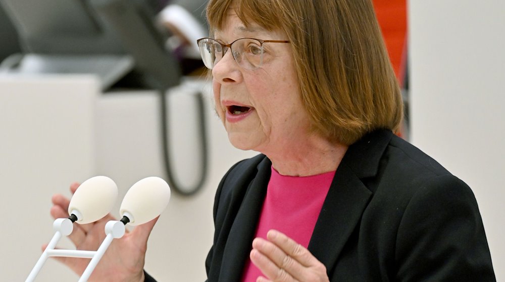 Ursula Nonnemacher (Bündnis90/Die Grünen), Ministerin für Gesundheit, spricht in der Debatte des Landtages. / Foto: Bernd Settnik/dpa-Zentralbild/dpa