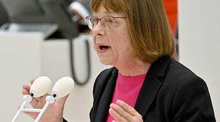 Ursula Nonnemacher (Bündnis90/Die Grünen), Ministerin für Gesundheit, spricht in der Debatte des Landtages. / Foto: Bernd Settnik/dpa-Zentralbild/dpa