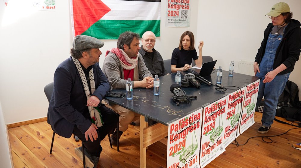 Yuval Gal (l-r), Dror Dayan, Wieland Oban, Karin De Rigo und Nadija Samour vom umstrittenen "Palästina-Kongress“ geben eine Pressekonferenz in der Skalitzer Straße in Kreuzberg. / Foto: Joerg Carstensen/dpa
