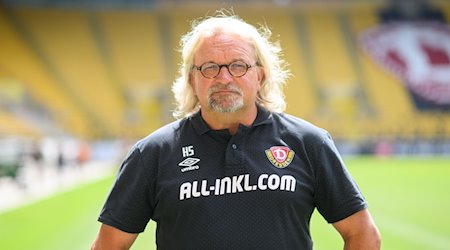 Dynamos Co-Trainer Heiko Scholz steht im Stadion. / Foto: Robert Michael/dpa/Archivbild