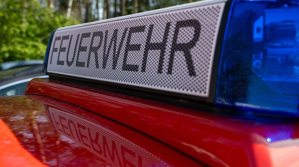 "Feuerwehr" ist auf dem Dach eines Einsatzfahrzeugs zu lesen. / Foto: Pia Bayer/dpa