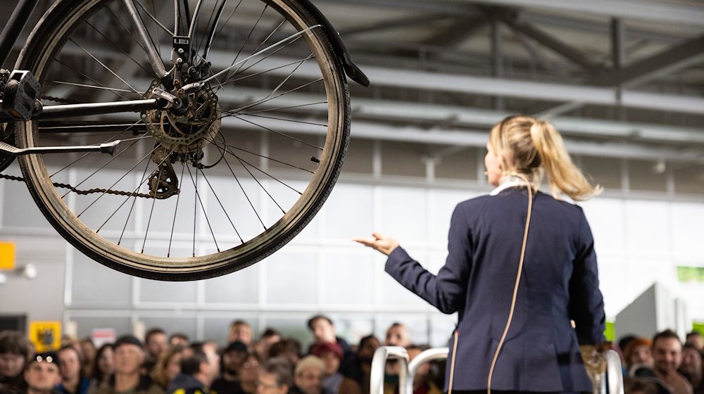 Blick auf ein aufgehängtes Fahrrad während der Versteigerung. Die Deutschen Bahn (DB) veranstaltet eine Fahrradauktion am Bahnhof Berlin-Lichtenberg. / Foto: Hannes P Albert/dpa