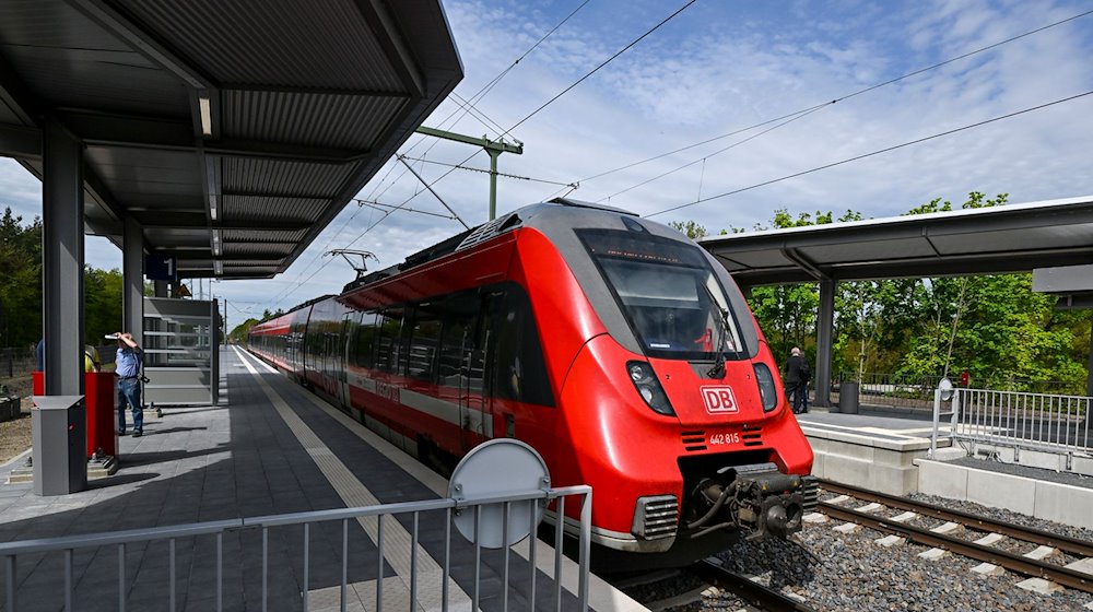 Die Bahnsteige sind vollständig barrierefrei ausgebaut. / Foto: Jens Kalaene/dpa