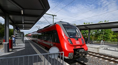 Die Bahnsteige sind vollständig barrierefrei ausgebaut. / Foto: Jens Kalaene/dpa