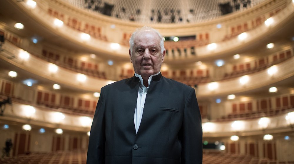 Dirigent Daniel Barenboim steht im Saal der Staatsoper. / Foto: Bernd von Jutrczenka/dpa/Archivbild