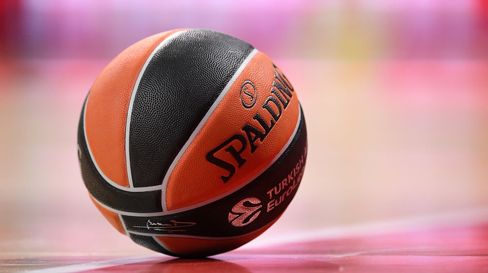 Ein Basketball liegt auf dem Spielfeld. / Foto: Tobias Hase/dpa/Symbolbild