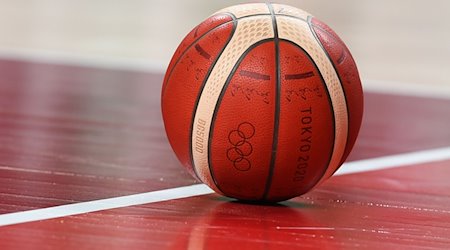 Ein Basketball liegt auf dem Spielfeld. / Foto: Swen Pförtner/dpa/Symbolbild