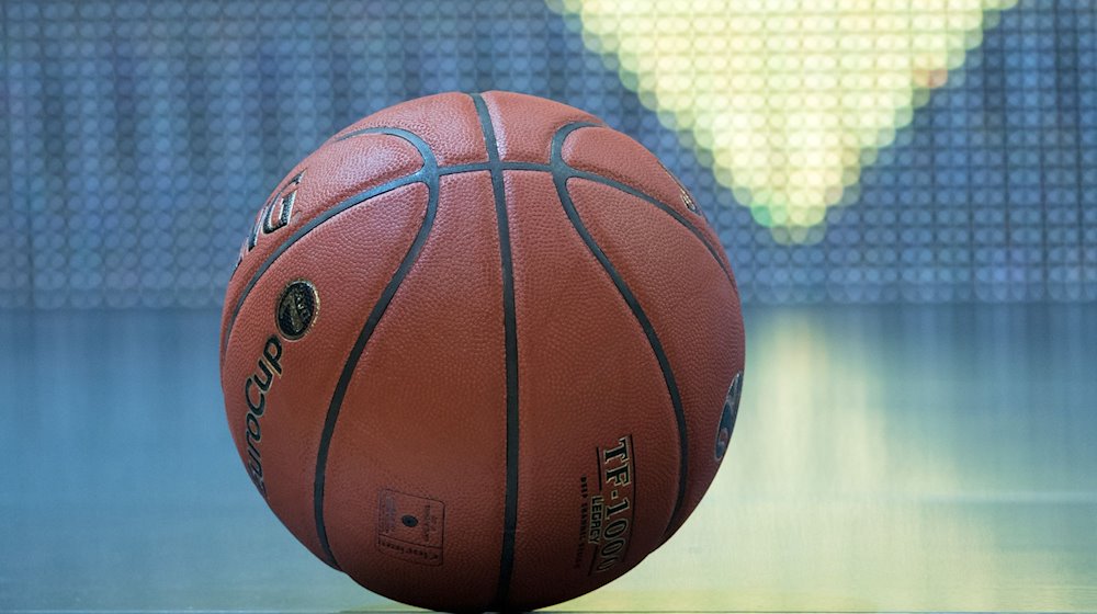 Ein Basketball liegt auf dem Spielfeld. / Foto: Soeren Stache/dpa/Symbolbild