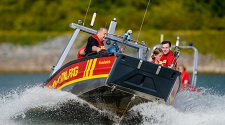 Mitglieder der DLRG üben mit einem Rettungsboot den Ernstfall. / Foto: Uwe Anspach/dpa