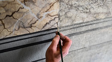 Der Restaurator Udo Drott arbeitet an historischen Wandmalereien in einem Gästezimmer der Beelitzer Posthalterei aus dem Jahr 1789. / Foto: Jens Kalaene/dpa