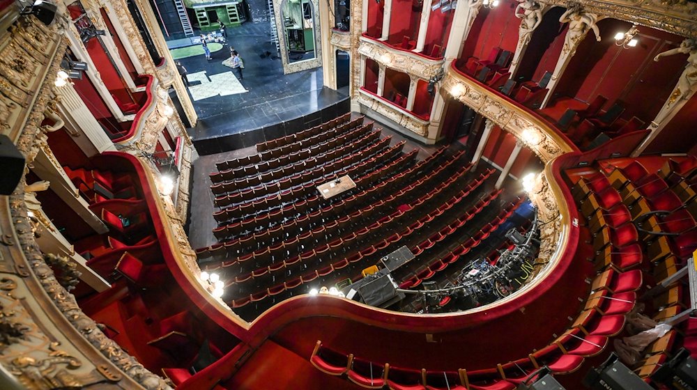 Blick in den leeren Zuschauersaal des Theaters «Berliner Ensemble». / Foto: Jens Kalaene/dpa-Zentralbild/dpa