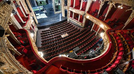 Blick in den leeren Zuschauersaal des Theaters «Berliner Ensemble». / Foto: Jens Kalaene/dpa-Zentralbild/dpa