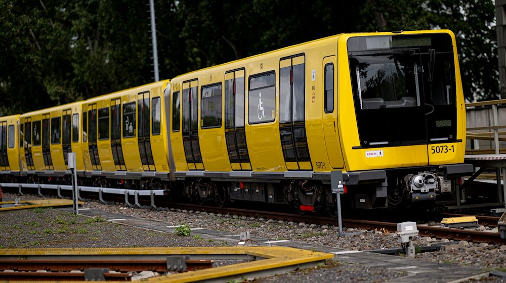 Eine U-Bahn steht auf dem Gelände der Betriebswerkstatt Friedrichsfelde der Berliner Verkehrsbetriebe (BVG). / Foto: Fabian Sommer/dpa