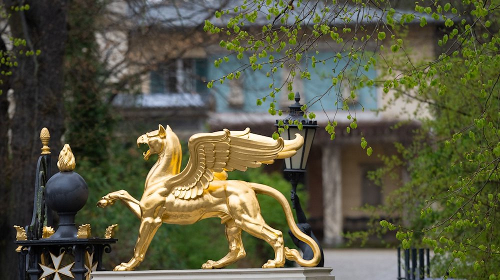 Die vergoldete Figur auf den Säulen neben dem Greifentor am Kleinen Pförtnerhaus des zum Bestand der Stiftung Preußische Schlösser und Gärten Berlin-Brandenburg (SPSG) gehörenden Schloss Glienicke. / Foto: Soeren Stache/dpa