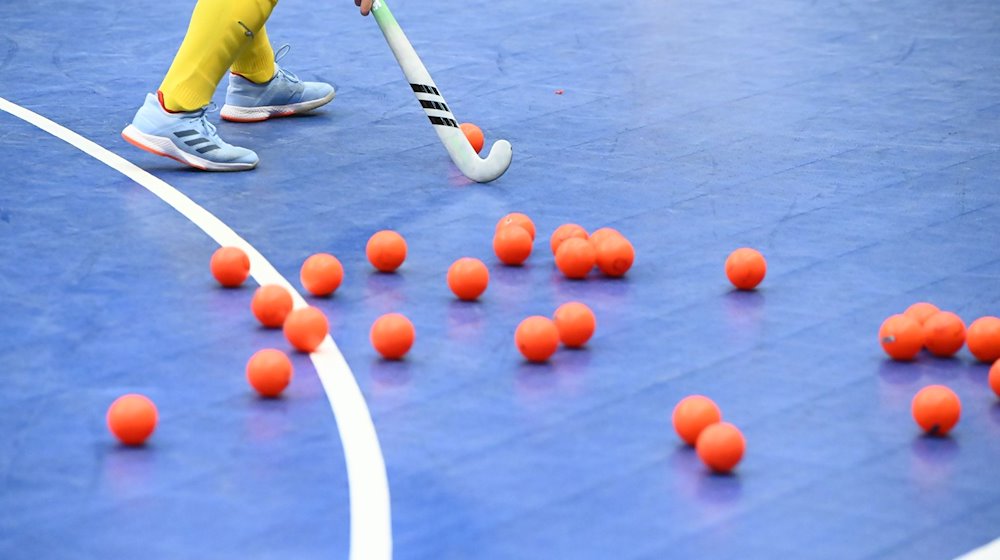 Mehrere Hockeybälle liegen während eines Trainings auf dem Feld. / Foto: Jonas Walzberg/dpa/Symbolbild