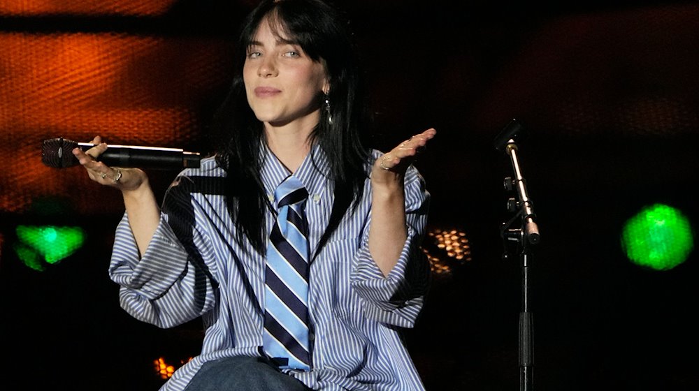 Billie Eilish tritt im Juni 2023 während des Konzerts «Power Our Planet» am Rande des Klima- und Armutsgipfel auf. / Foto: Lewis Joly/AP/dpa
