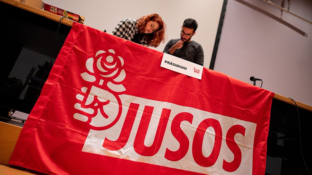 Delegierte stehen auf der Landesdelegiertenkonferenz der Jusos Berlin auf dem Podium. / Foto: Fabian Sommer/dpa