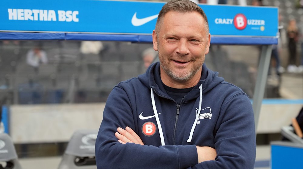 Herthas Trainer Pal Dardai lacht vor dem Spiel. / Foto: Soeren Stache/dpa/Archivbild