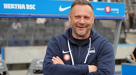 Herthas Trainer Pal Dardai lacht vor dem Spiel. / Foto: Soeren Stache/dpa/Archivbild