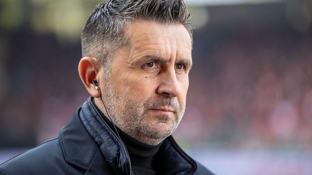 Union Berlins Trainer Nenad Bjelica im Stadion. / Foto: Andreas Gora/dpa