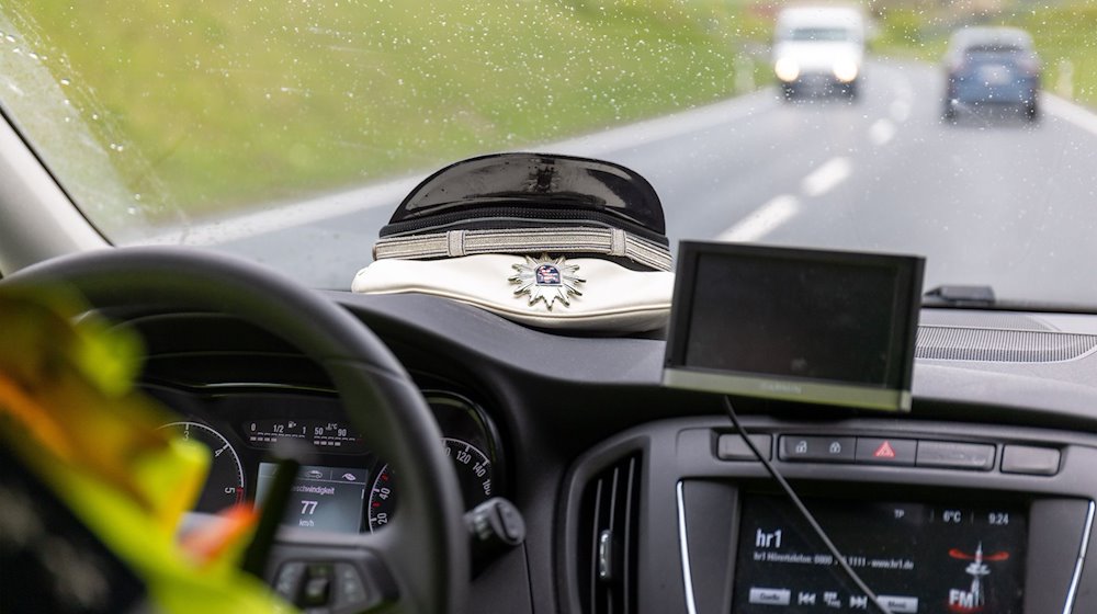 Eine Polizeimütze ist bei einer Kontrollfahrt in einem Polizeifahrzeug zu sehen. / Foto: Christian Lademann/dpa/Symbolbild
